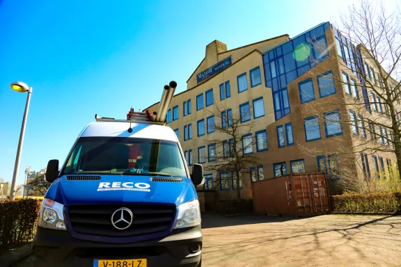 RECO servicebus bij The Mayor in Amstelveen tijdens de bouwplaatsinrichting