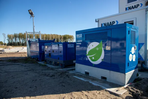 Battery pack en aggregaat van RECO als tijdelijke stroomvoorziening bij Knaap Bouwbedrijf