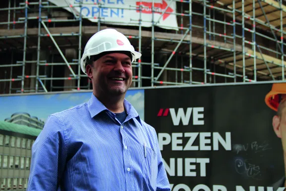 Projectmedewerker met bouwhelm bij renovatie van de Coolsingel in Rotterdam
