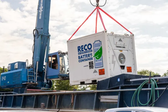 RECO batterijcontainer wordt op een binnenvaartschip geplaatst in Groningen