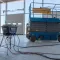 Load balancer oplaadstation van RECO aangesloten op een elektrische schaarhoogwerker