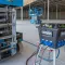 Load balancer oplaadstation van RECO aangesloten op een elektrische schaarhoogwerker op de bouwplaats