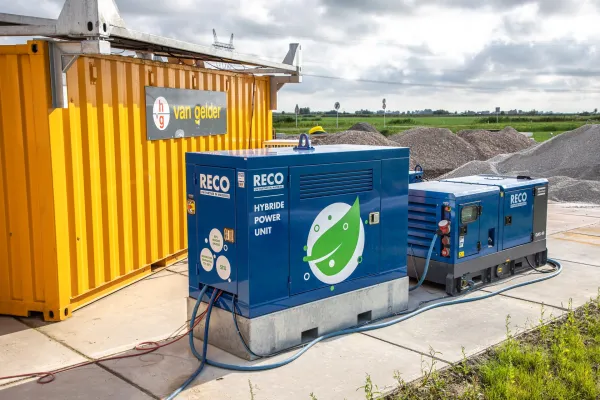 RECO diesel aggregaat 40 kVA gekoppeld aan een hybride power unit op locatie