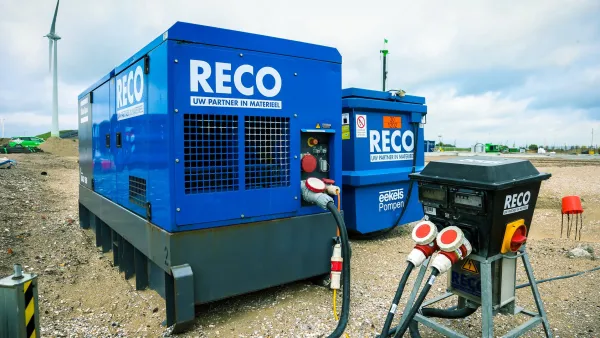 RECO dieselaggregaat 250 kVA aangesloten op stroomvoorziening op bouwlocatie