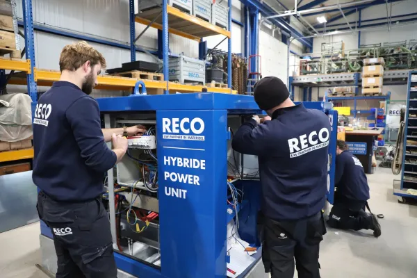RECO monteurs werken aan een Battery Pack 60 kWh in de werkplaats