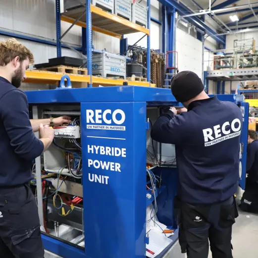 RECO monteurs werken aan een hybride power unit voor tijdelijke stroomvoorziening