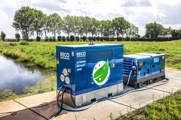 RECO Battery Pack 120 kWh gekoppeld aan een aggregaat voor tijdelijke stroomvoorziening