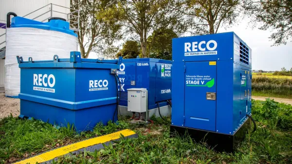 RECO Battery Pack 120 kWh gekoppeld aan een aggregaat voor tijdelijke stroomvoorziening op locatie
