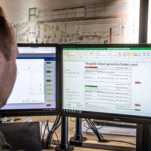 RECO medewerker berekent de benodigde stroomvoorziening en inzet van een Battery Pack 120 kWh