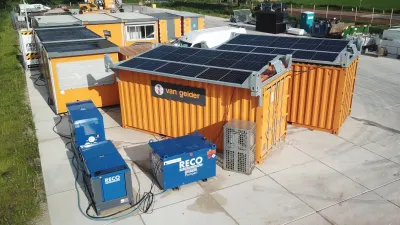 Mobiele zonnepanelen op bouwcontainers voor tijdelijke groene stroom op de bouwplaats