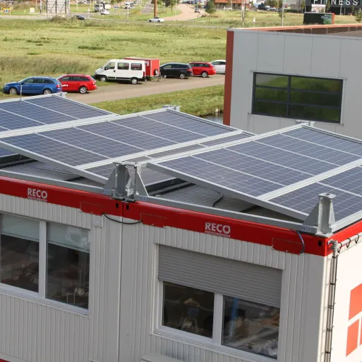Zonnepanelen op het dak van een modulaire RECO bouwkeet.