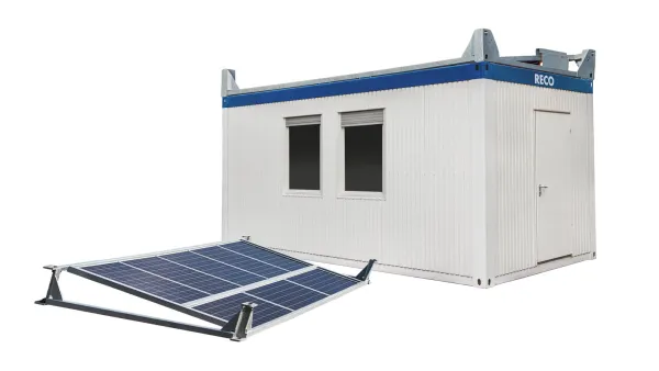 Bouwkeet met zonnepanelen voor duurzame en energiezuinige tijdelijke huisvesting.