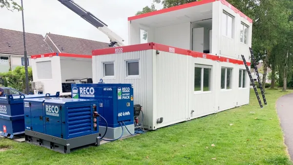 RECO hybride aggregaat met 60 kWh Battery Pack aangesloten op tijdelijke units.