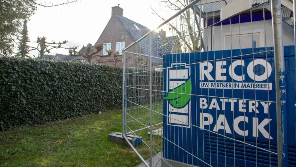 RECO 60 kWh Battery Pack achter bouwhekken bij tijdelijke units.
