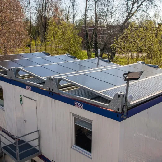 Zonnepanelen op tijdelijke bouwunits voor duurzame stroomvoorziening