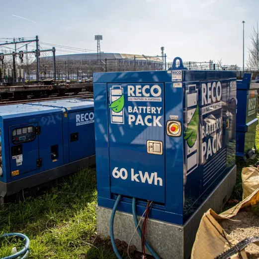 Hybride aggregaat met RECO Battery Pack ingezet voor stroomvoorziening langs het spoor