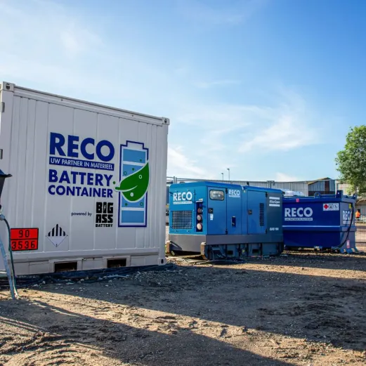 RECO 500 kWh batterijcontainer met aggregaat op een bouwplaats.
