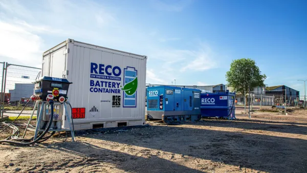 RECO 500 kWh batterijcontainer met aggregaat op een bouwplaats.