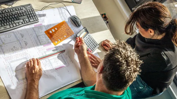 RECO medewerkers bekijken samen een bouwtekening voor de voorbereiding van een hybride stroomvoorziening.