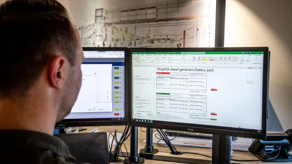 RECO medewerker berekent en vergelijkt de stroomvoorziening met een hybride aggregaat en batterijcontainer.