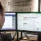 RECO medewerker berekent en vergelijkt de stroomvoorziening met een hybride aggregaat en batterijcontainer.