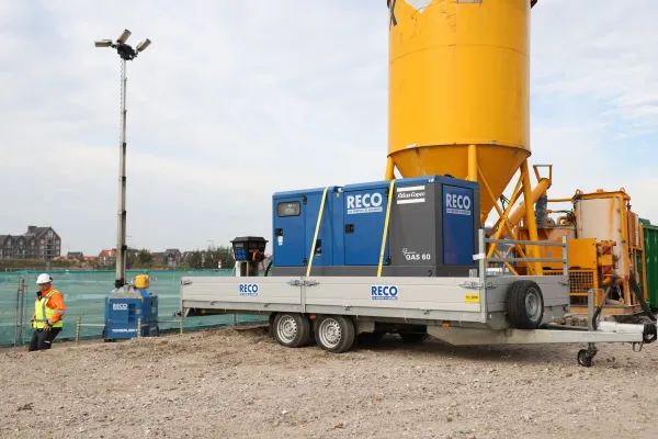Aanhanger met 60 kVA aggregaat op een bouwplaats