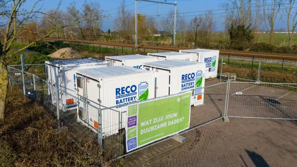 Meerdere RECO 500 kWh batterijcontainers voor tijdelijke energieopslag en stroomvoorziening op locatie