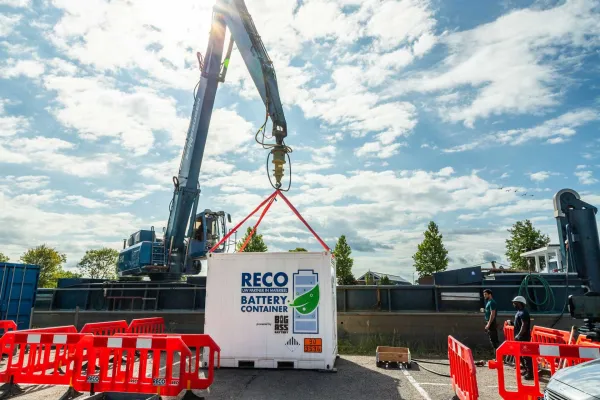 RECO 1 MWh batterijcontainer wordt met een kraan op locatie geplaatst voor tijdelijke energieopslag.