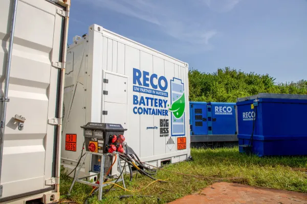 RECO 1 MWh batterijcontainer aangesloten op stroomvoorziening op een bouwlocatie.
