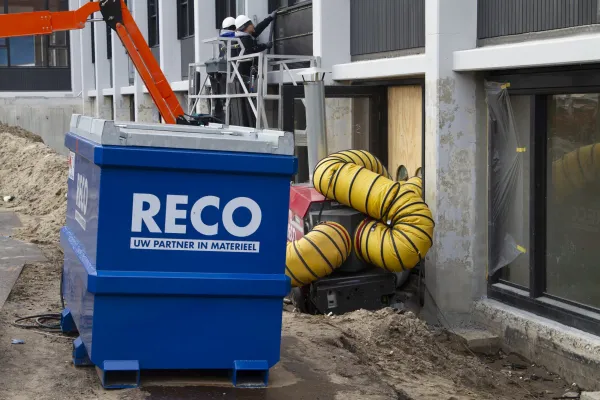 RECO HVO100 brandstoftank op bouwplaats naast luchtverwarmer