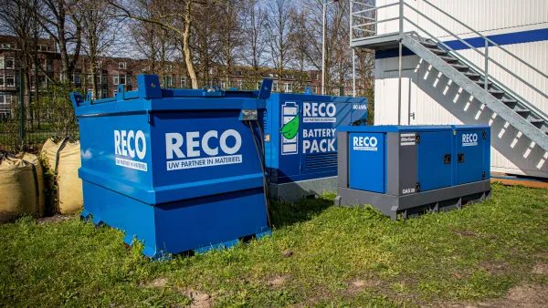 RECO HVO100 brandstof met brandstoftank, Battery Pack en aggregaat op locatie