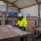 Medewerker aan het werk in een varianthal van 7,8 meter die is ingericht als tijdelijke werkplaats.