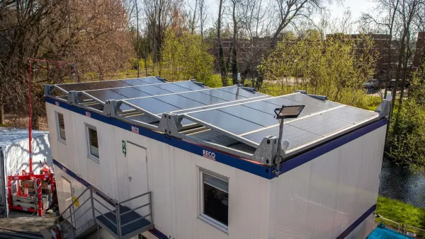 Zonnepanelen op het dak van tijdelijke RECO bouwunits voor duurzame stroomvoorziening.