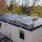 Zonnepanelen op het dak van tijdelijke RECO bouwunits voor duurzame stroomvoorziening.
