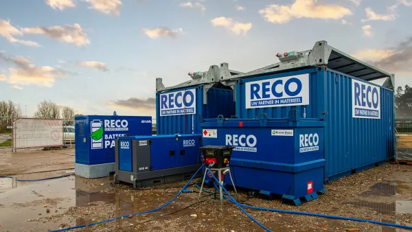 RECO hybride stroomvoorziening met batterijpakket, aggregaat en containers op een bouwplaats.
