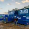 RECO hybride stroomvoorziening met batterijpakket, aggregaat en containers op een bouwplaats.