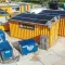 Zonnepanelen op tijdelijke bouwcontainers met RECO stroomvoorziening op een bouwplaats.