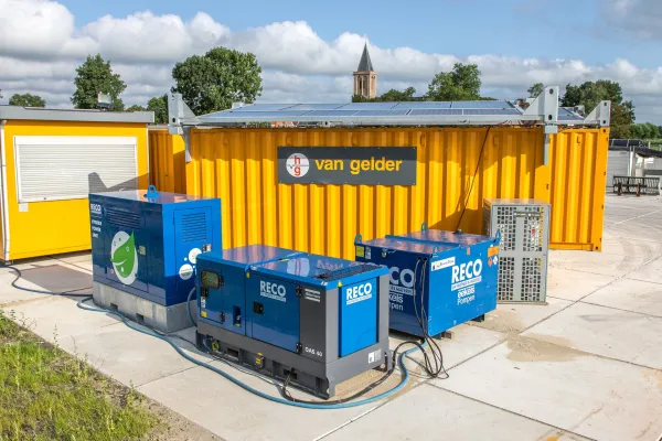 Zonnepanelen op tijdelijke bouwcontainers met RECO stroomvoorziening op een bouwplaats.