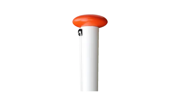 Bovenzijde van een witte vlaggenmast met oranje knop en bevestiging voor het hijstouw