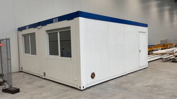 Kantoorunit 6x3 meter met ramen en toegangsdeur