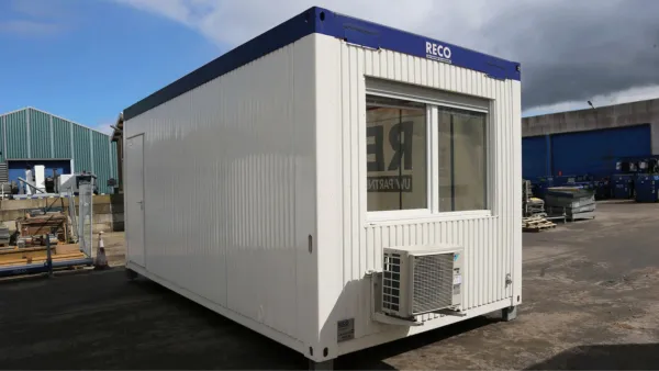 Kantoorunit met hal van RECO met groot raam en airconditioning