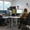 Medewerkers aan het werk in een ingerichte kantoorunit met bureaus en computerschermen