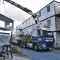 RECO vrachtwagen met kraan plaatst een bouwkeet op locatie