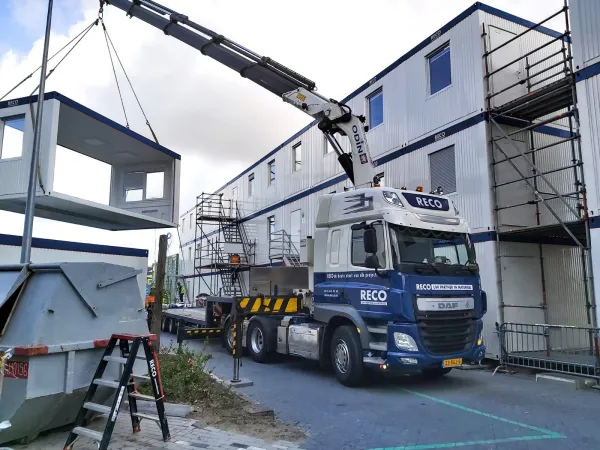 RECO bouwkeet van 10x3 meter wordt met een kraan geplaatst op locatie