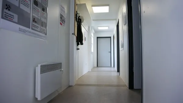 Interieur van sanitairunit met kleedruimte en toiletten.