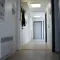 Interieur van sanitairunit met kleedruimte en toiletten.
