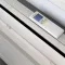 Airconditioning met afstandsbediening in een sanitairunit.