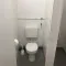 Toilet in een tijdelijke toiletunit met spoelreservoir.