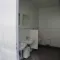 Interieur van toiletunit met wastafels, spiegels en elektrische verwarming.