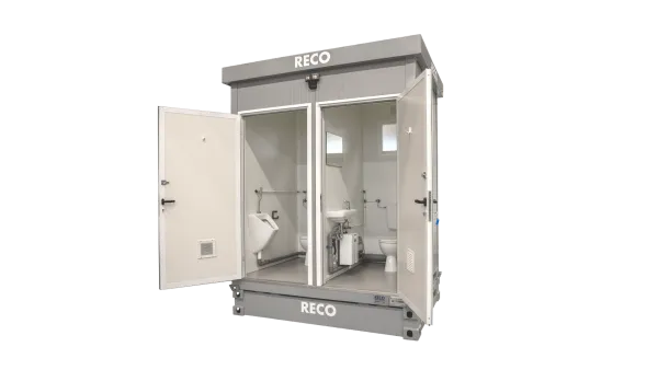Kleine toiletunit met geopende deuren, 2 toiletten, 1 urinoir en wasbakken.